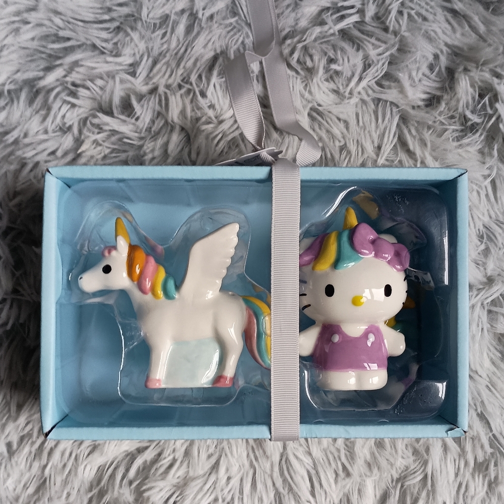 Hello Kitty salt & pepper shaker set